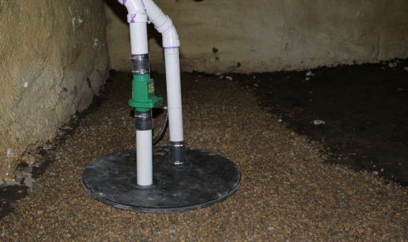 Sump pump and sump basin install in a crawl space.
